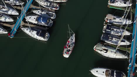 Yate-De-Vela-De-Lujo-Navega-En-Su-Motor-En-El-Puerto-Deportivo-De-Herzeliya-En-Ruta-A-Su-Lugar-De-Amarre-Entre-Yates-Amarrados-En-Israel