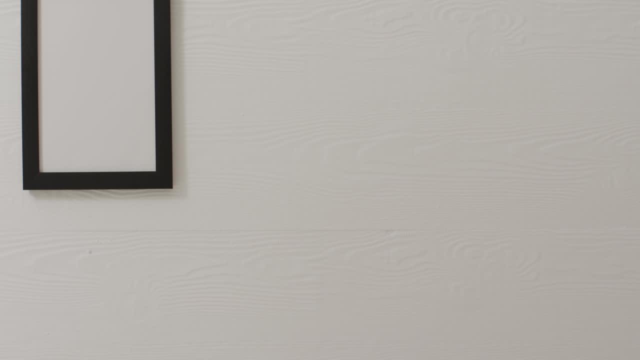 ⁇ 색 배경과  ⁇ 색 벽으로 복사 공간이 있는 검은색 프레임