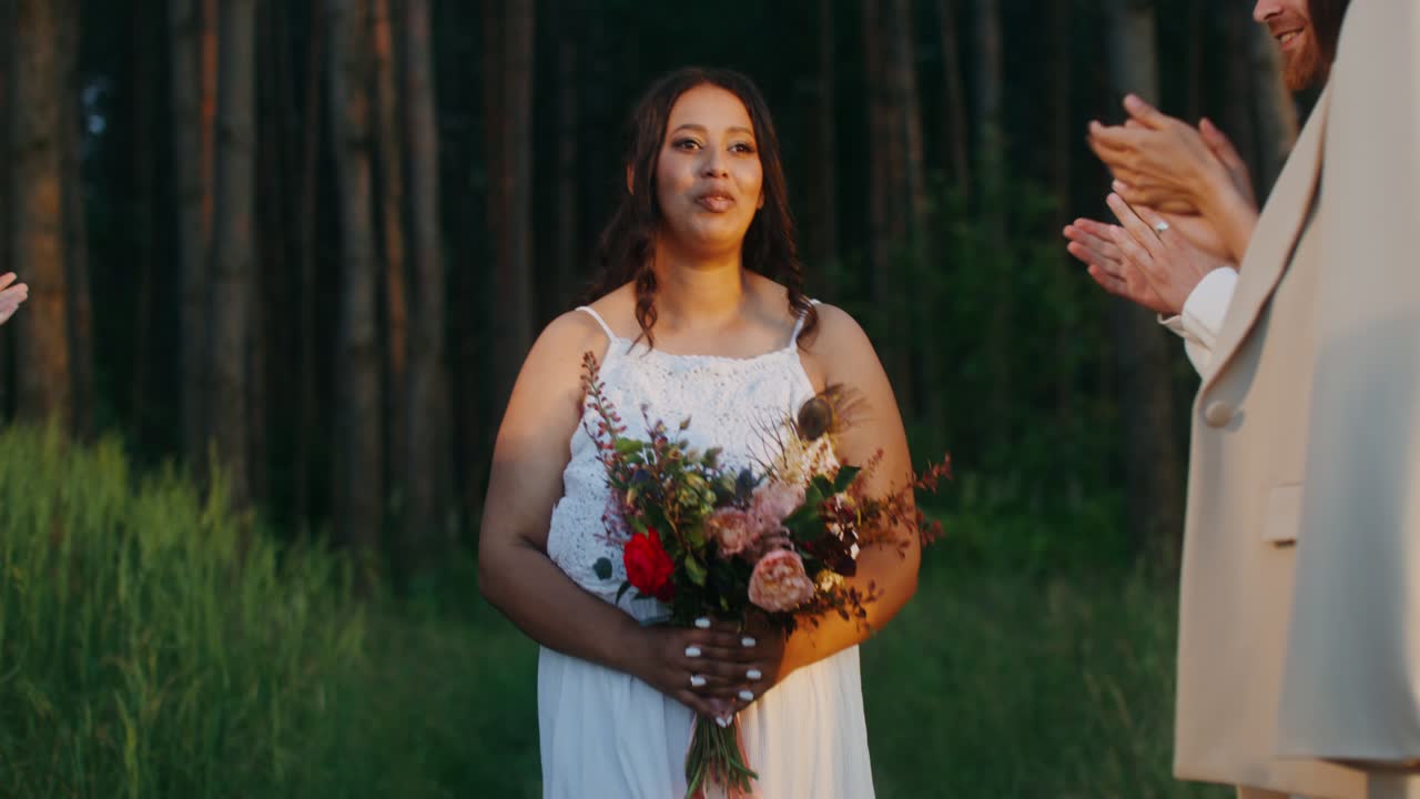 Ceremonia ślubu w lesie