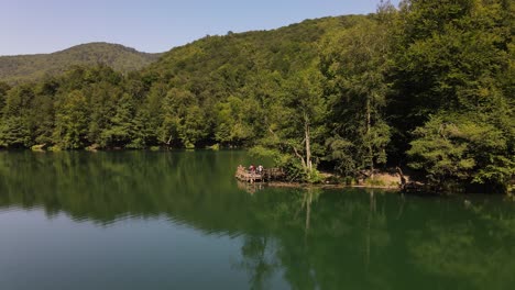 parque nacional del lago día soleado