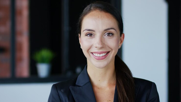 wanita bisnis di kamar yang bergaya