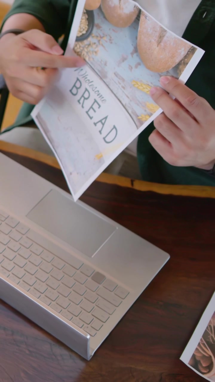 Video verticale: Uomo in camicia verde che digita con una mano sul laptop, indicando la pagina BREAD per il layout.