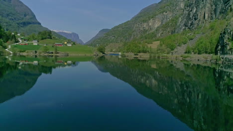 Drone-Dolley-Hacia-Atrás-Disparó-Sobre-El-Hermoso-Reflejo-De-La-Naturaleza-En-El-Tranquilo-Fiordo-De-Aurlandsfjord-En-Noruega