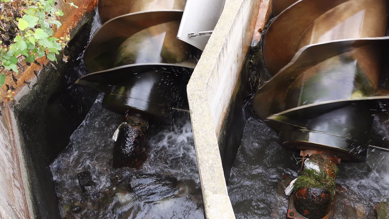 하수 청소를 수행하는 펌프가 있는 나사