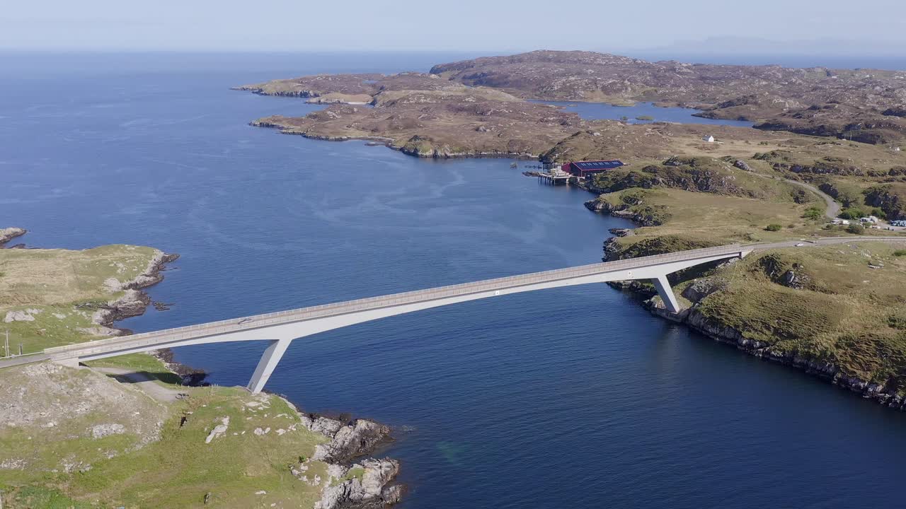 스코틀랜드의 외부 헤브리드 제도에 있는 스칼페이 섬과 해리스 섬을 연결하는 다리의 드론 촬영