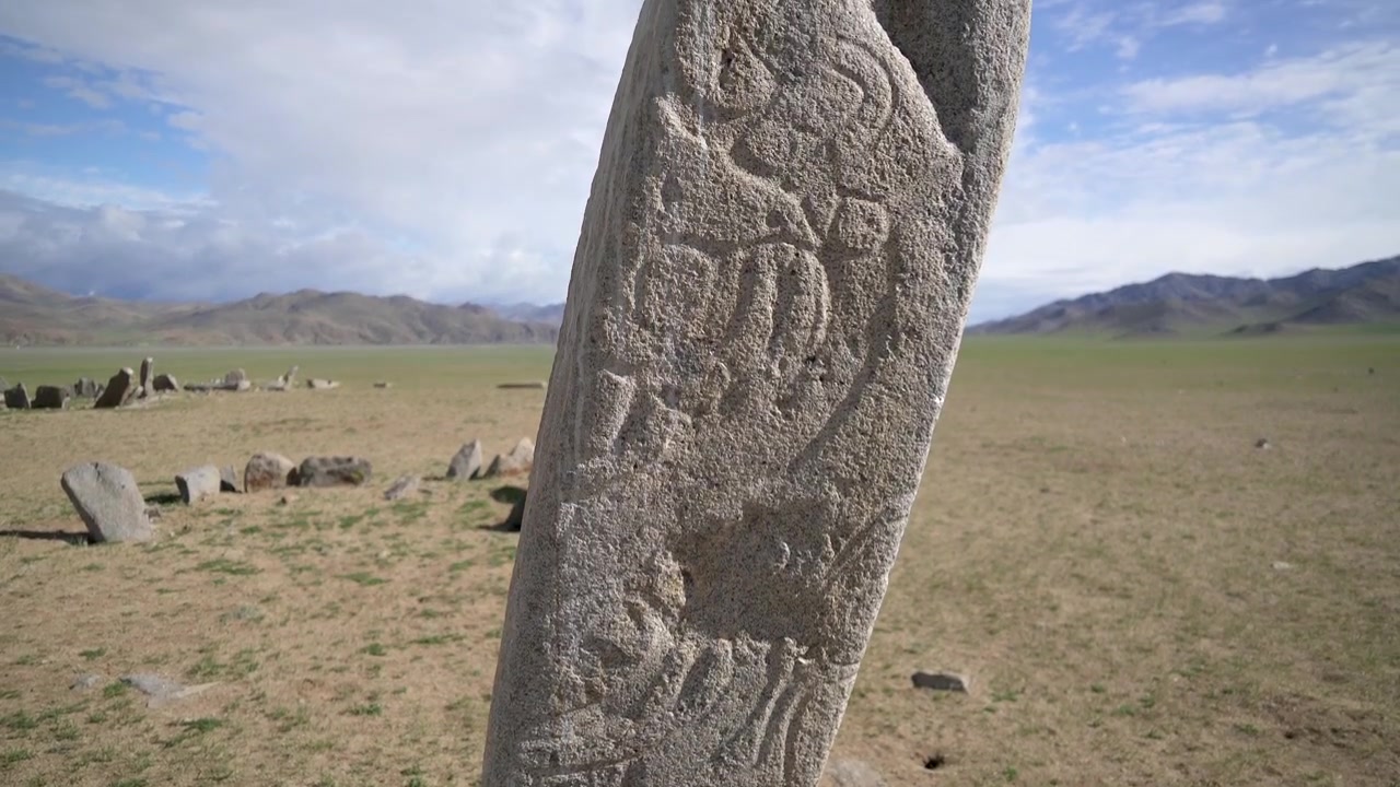Muinainen kivisteela kaiverruksin Mongolian arolla