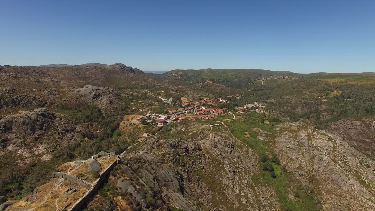 Sorvolando le rovine di un castello medievale sulla cima della montagna di Castro Laboreiro in Portogallo.
