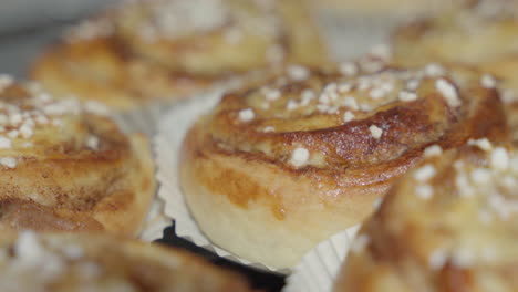 primer plano deslizante de un montón de bollos de canela en un fika sueco