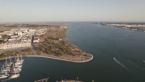 Ruhiger-Fluss-Guadiana-Und-Marina-Ayamonte,-Huelva,-Spanien