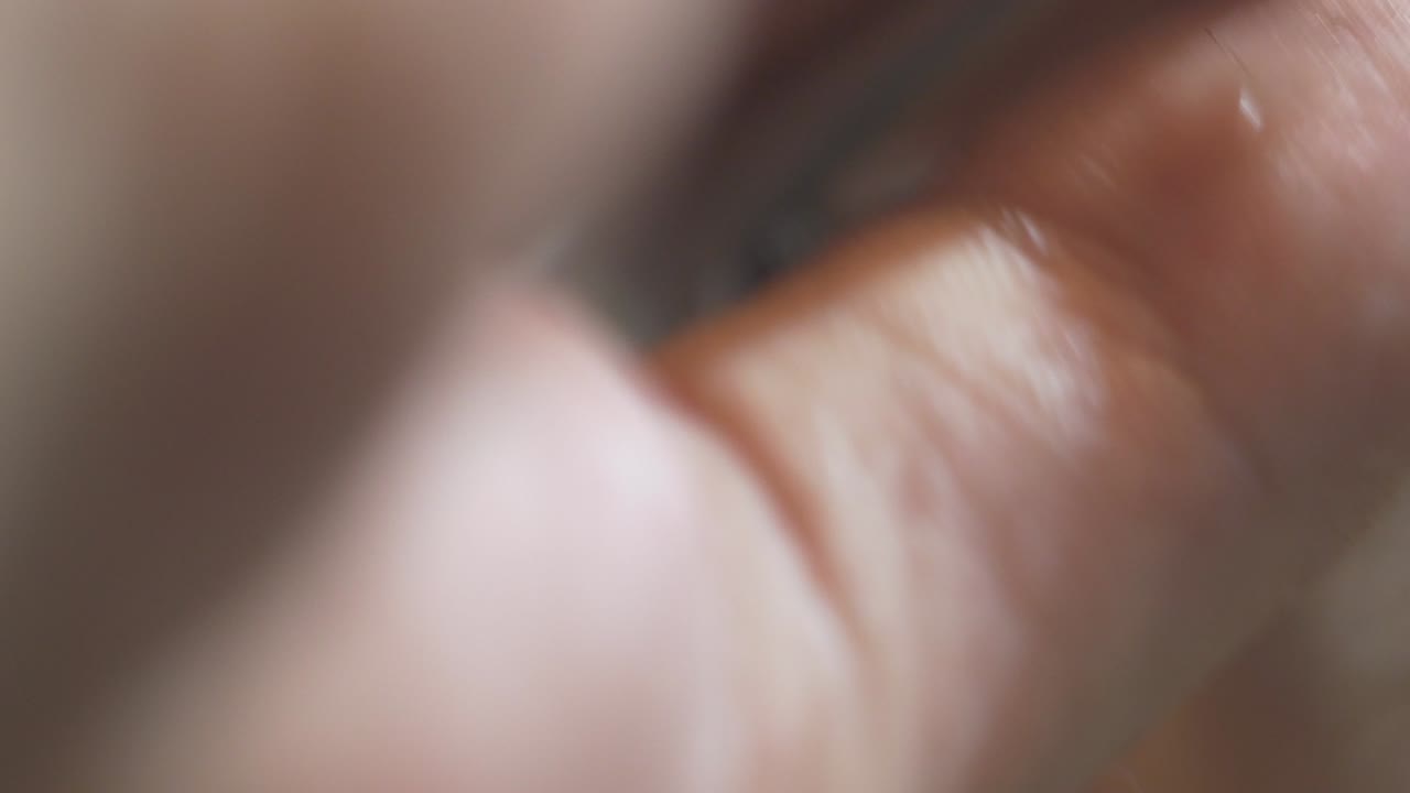 헤어드레스러가 고객의 머리카락을 가위로 잘라줍니다.