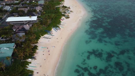 4K-Filmische-Drohnenaufnahme-Gegen-Den-Uhrzeigersinn-Von-Auslegerbooten-Am-Strand-Von-Lanikai-Während-Des-Sonnenaufgangs-In-Oahu