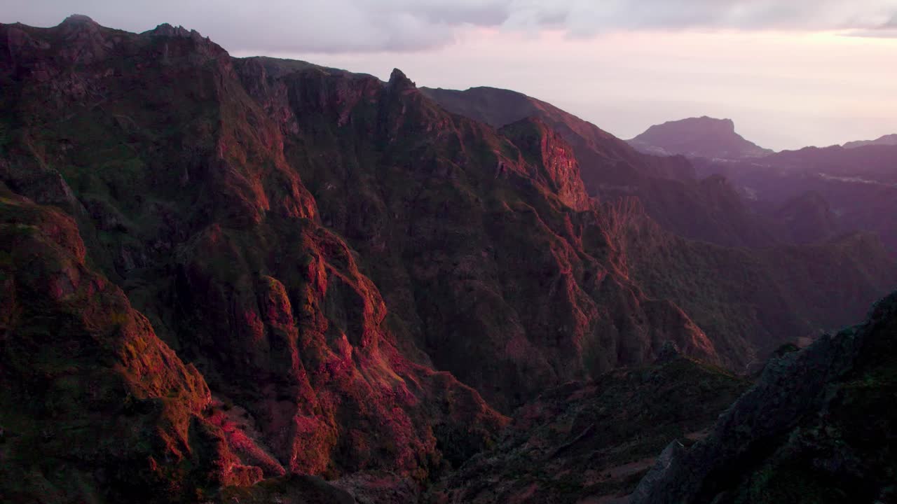 이른 아침 황금 시간 산을 향한 공중 비행, madiera, 포르투갈