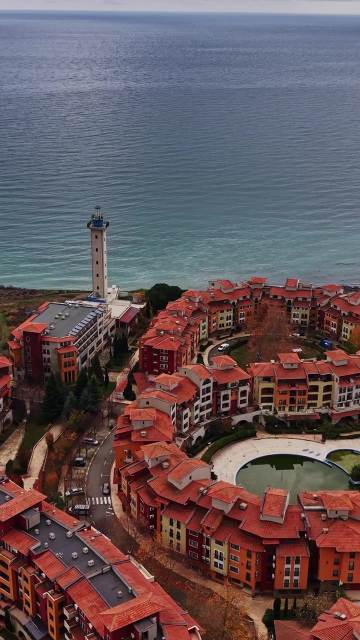 Splendida vista aerea di un villaggio costiero vicino al Mar Nero in Bulgaria