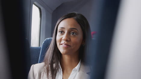 mujer de negocios y hombre de negocios viajando al trabajo hablando en el vagón del tren