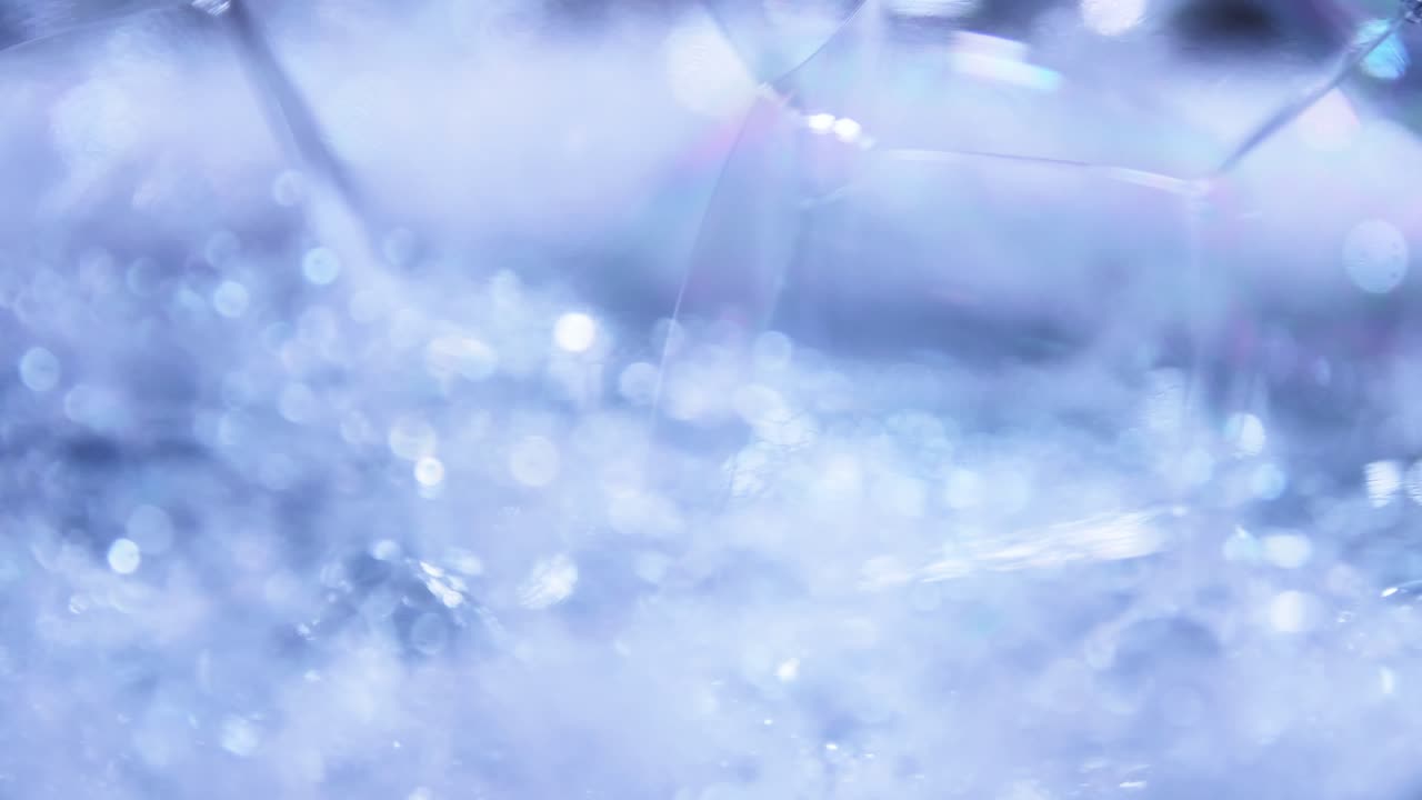 무지개 반사가 있는 사실적인 투명한 비누 거품