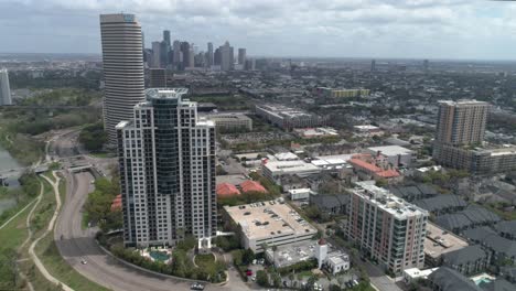 este video trata sobre el paisaje circundante cerca del centro de houston