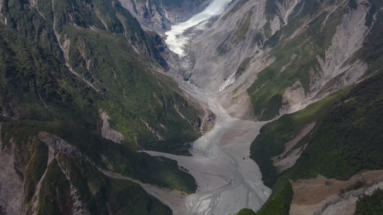 el glaciar fox, nueva zelanda - una inclinación aérea sobre el valle revela un paisaje increíble