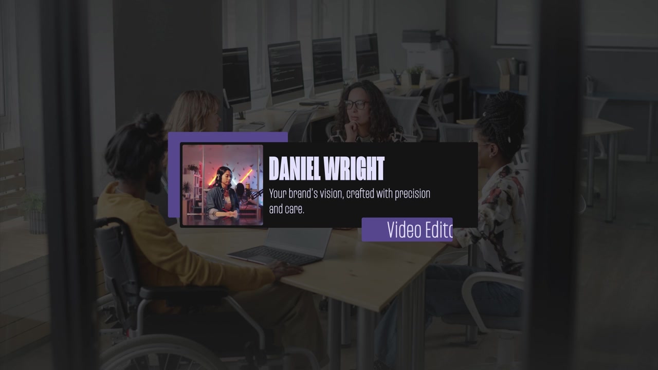 Interfaccia Software di Editing Video che Mostra Profili di Team Professionali