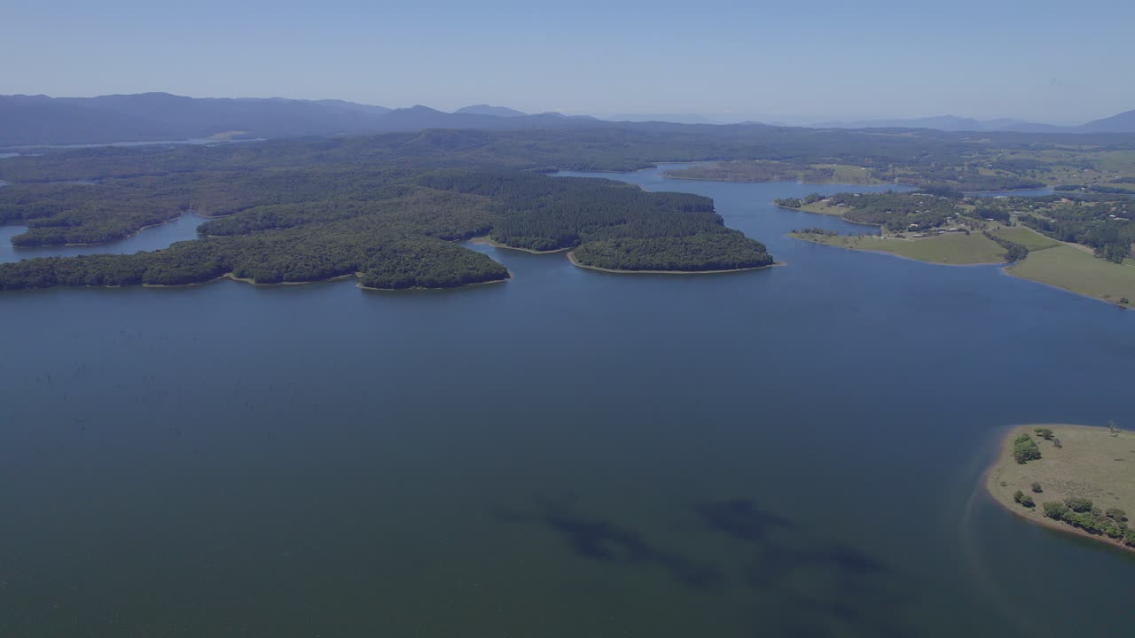 paisaje idílico del lago tinaroo, mesetas de atherton, qld, australia - toma aérea de drones