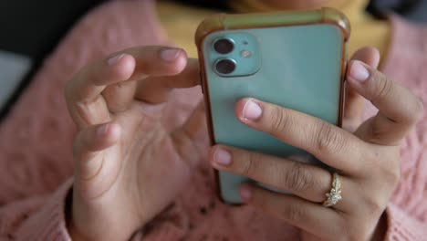 mujer usando un teléfono inteligente