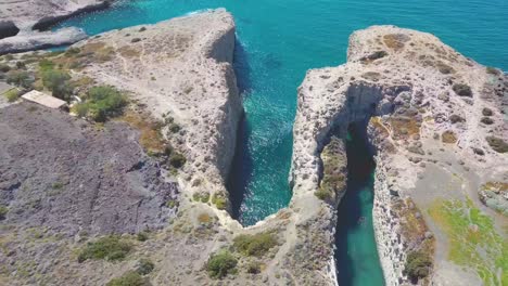 luftaufnahme des beliebten papafragas-höhlenstrandes in einer vulkanlandschaft mit türkisfarbenem wasser, insel milos, griechenland