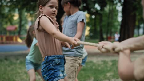 Gruppe-Kaukasischer-Kinder,-Die-Tauziehen-Spielen.