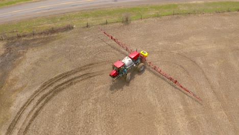 tractor de pulverización de cultivos que se da la vuelta