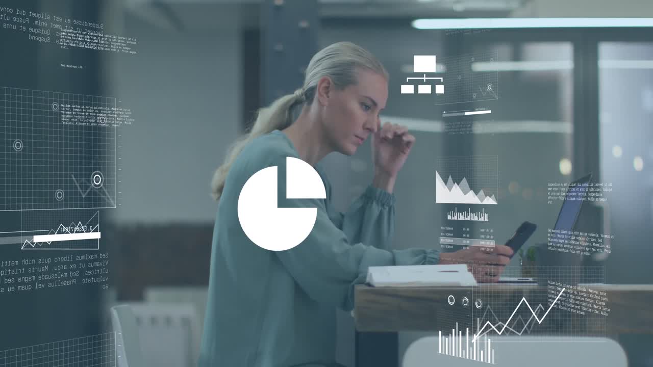 анимация обработки данных над кавказской бизнесменкой в офисе