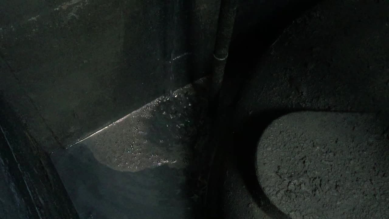 폐수 처리장에 쏟아지고 수집된 산업의 회색 화학 폐수