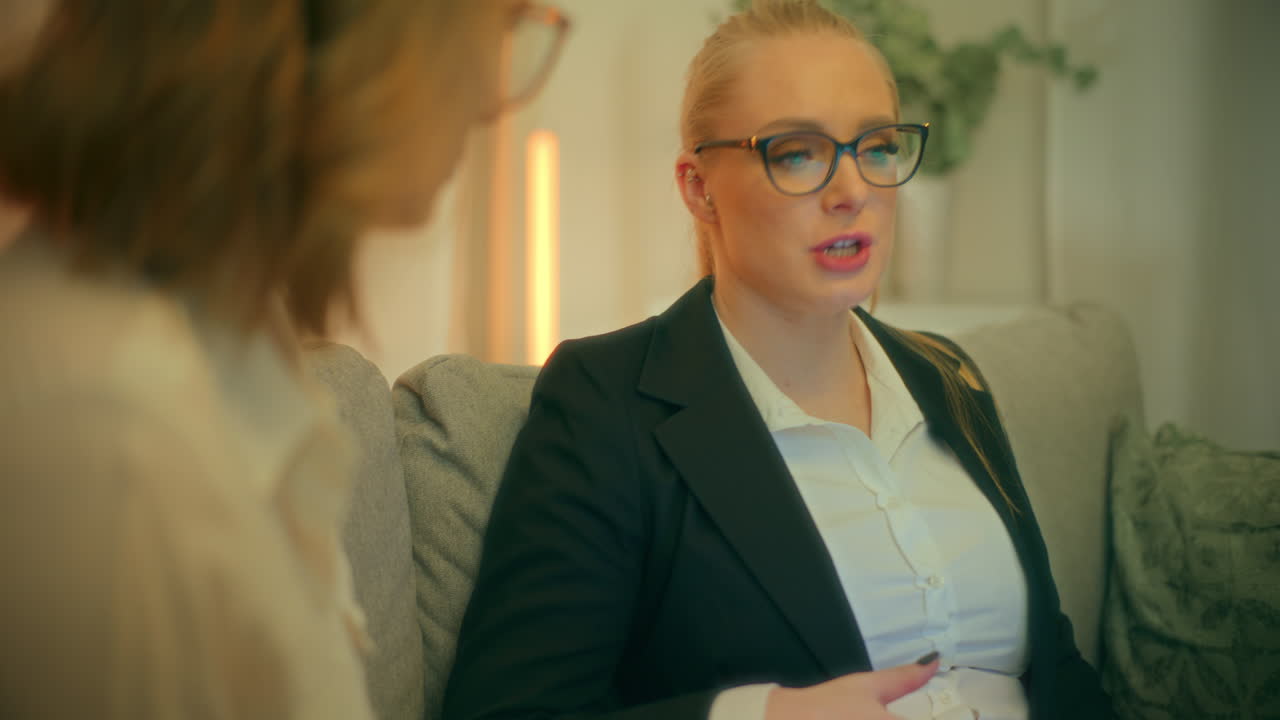 심리학자는 치료 세션 중에 클라이언트에게 조언합니다.