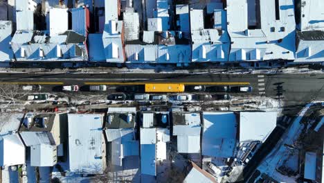 Autobús-Escolar-Amarillo-En-Un-Atasco-De-Tráfico-En-Un-Día-Nevado-De-Invierno