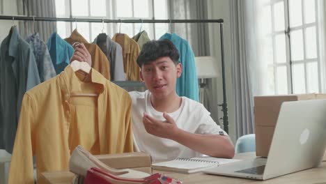 revisión de ropa de moda por un joven influyente