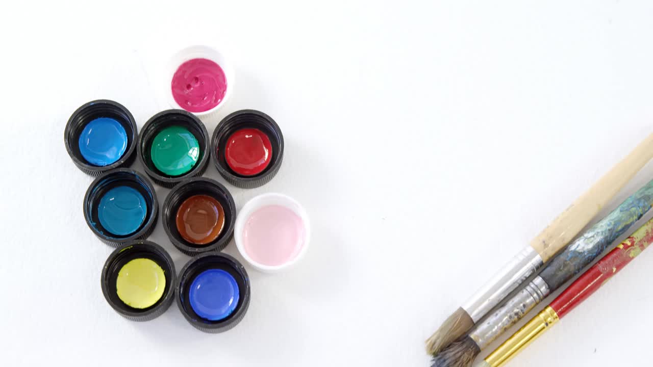 ⁇  배경 에 있는 수채화 페인트 와 페인트 브러시