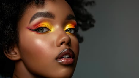 retrato en primer plano de una mujer con maquillaje vibrante
