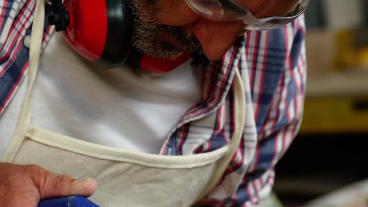 enfoque de un carpintero que corta una tabla de madera
