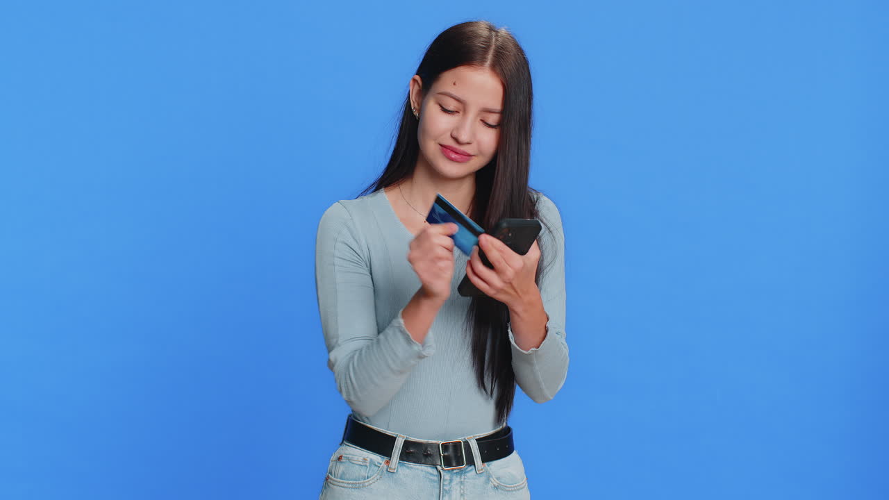 mujer utiliza un teléfono inteligente con tarjeta de crédito bancario mientras transfiere dinero para gastos, compras, compras en línea