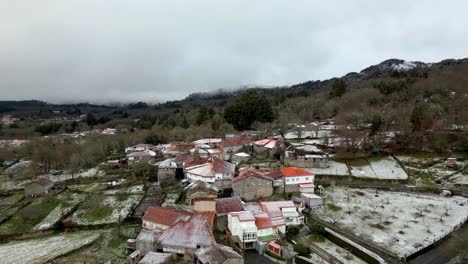 Pueblo-Nevado-Con-Vegetación-En-Invierno-Bajo-Un-Cielo-Nublado-En-Picornio,-En-Galicia