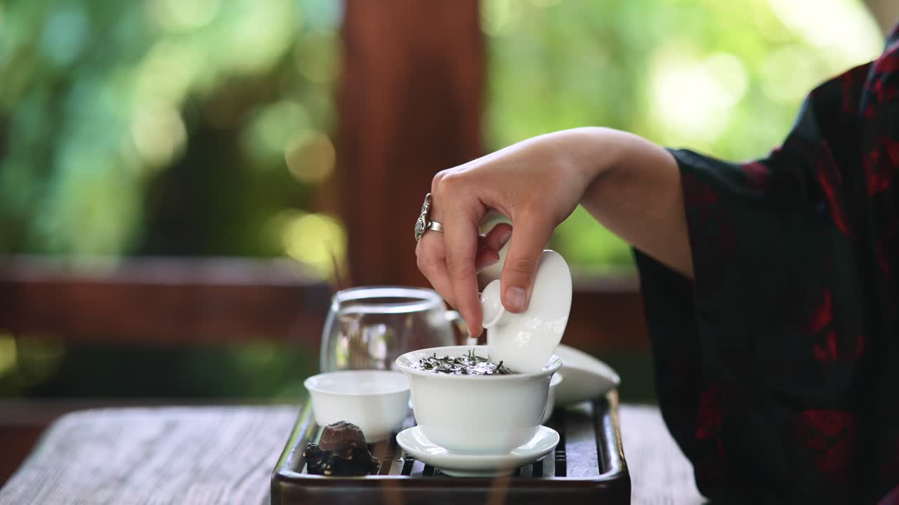 전통 의식 에서 차 를 준비 하는 여자