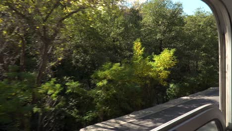 el tren de vía estrecha de rodope se mueve lentamente en su camino a través de las montañas de rodope