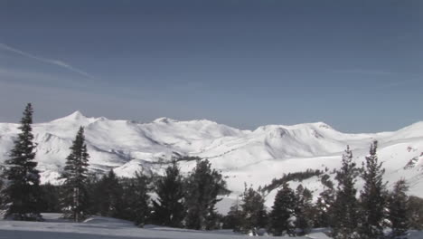 Panright-A-Través-De-Montañas-Escarpadas-Cubiertas-De-Nieve