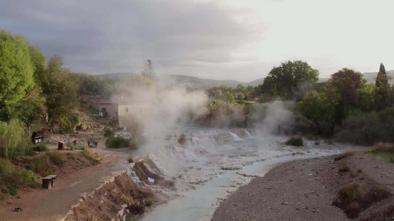 Vista aerea delle famose terme di Saturnia con bagnanti, Toscana, Italia.