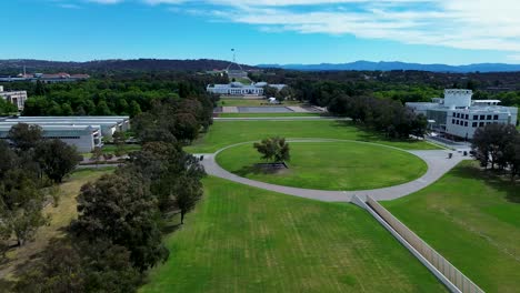 Drone-Aéreo-Paisaje-Vista-Parlamento-Casa-Jardín-Terrenos-Cielo-Edificios-Arquitectura-Parque-Urbano-Ciudad-Punto-De-Referencia-Viajes-Turismo-Canberra-Capital-Nacional-Colina-Ley-Australia-4k