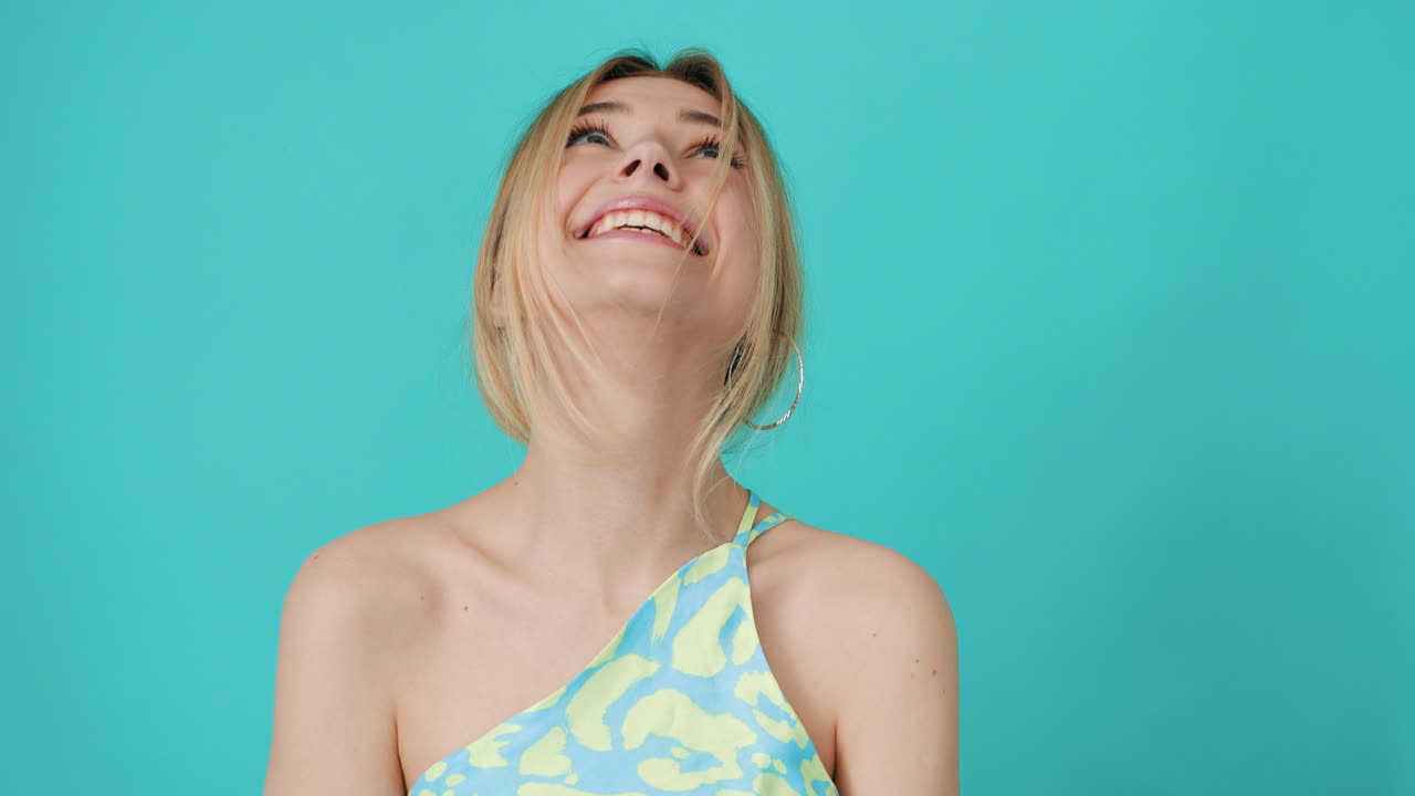 las hermosas mujeres rubias afortunadas celebran la victoria