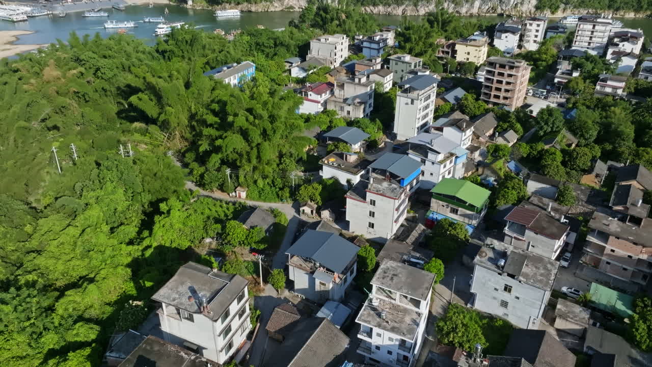 중국 핑의 고대 도시에 있는 집들 위를 기울이는 공중 풍경, 여름 날