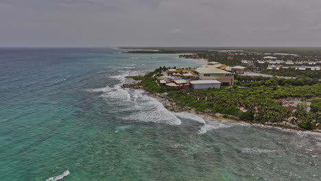 Puerto-Aventuras-México-Drone-Cinematográfico-Aéreo-V5-Sobrevolando-La-Bahía-Capturando-Centros-Turísticos-Frente-Al-Mar,-Una-Playa-Costera-De-Arena-Con-Palmeras-Y-Agua-De-Mar-Cristalina---Filmado-Con-Mavic-3-Pro-Cine---Julio-De-2023