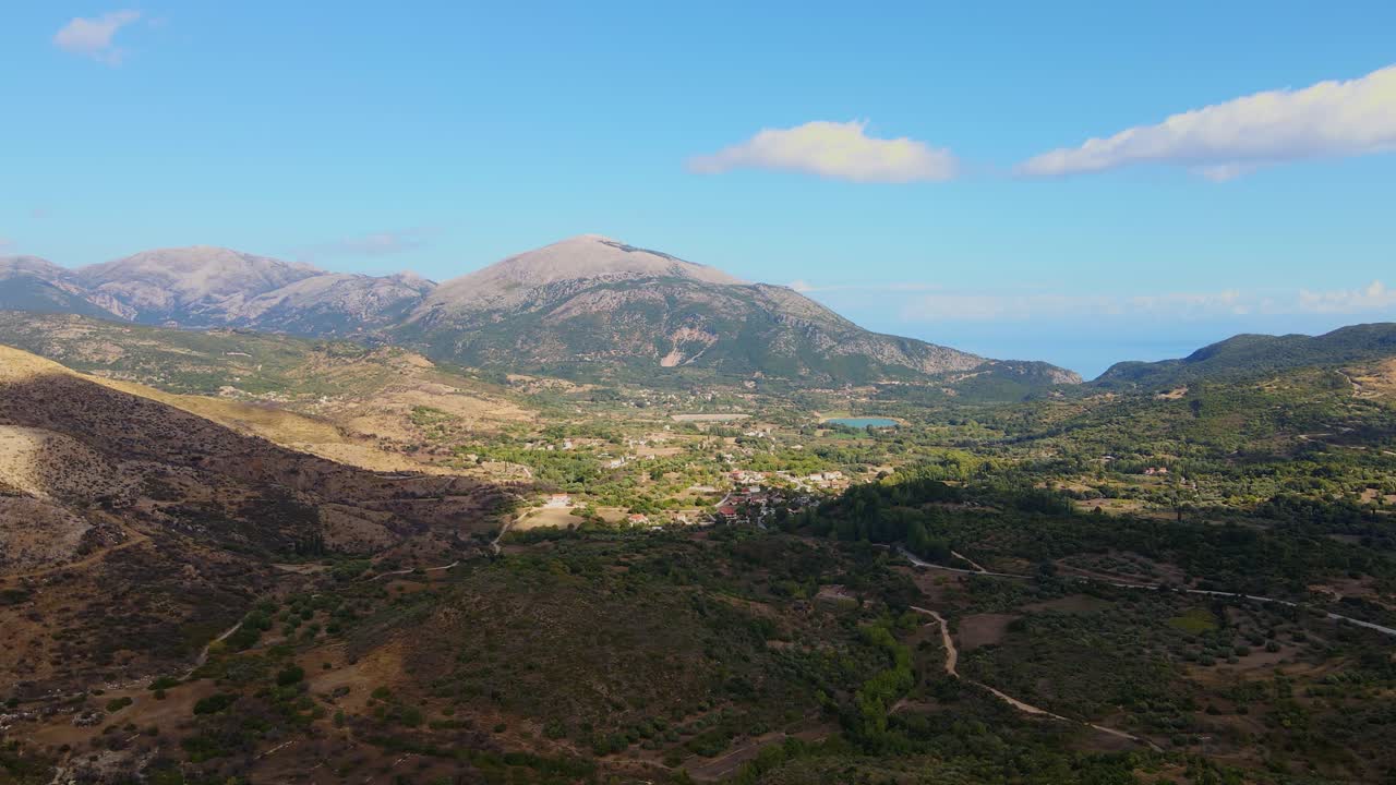 sombras que pasan sobre el campo griego con carreteras, granjas paisaje de montaña