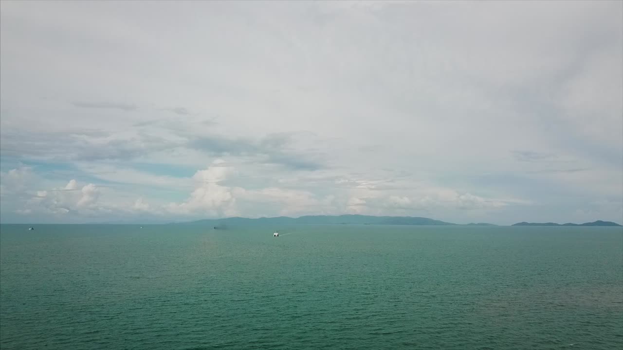 배 와 섬 들 이 있는 해안 풍경