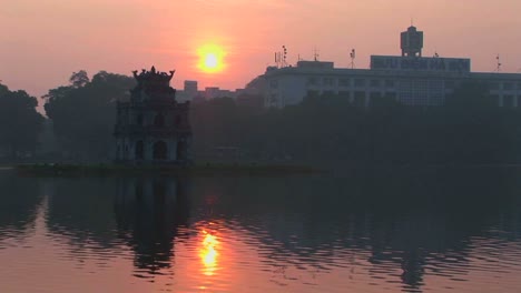 una puesta de sol detrás de hanoi vietnam