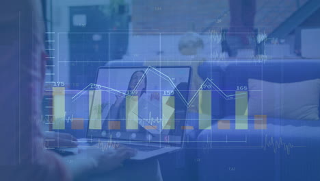 Animación-De-Gráficos-Que-Se-Mueven-Sobre-Una-Empresaria-Asiática-En-La-Pantalla-De-Una-Computadora-Portátil-Durante-Una-Videollamada-En-La-Oficina