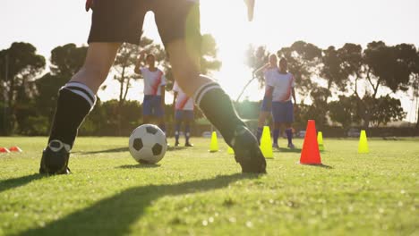entrenamiento del equipo de fútbol femenino con slalom en el campo de fútbol 4k